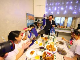 Школьнице из Якутска передали подарок от Айсена Николаева