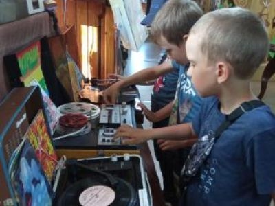 История одного экспоната: советская музыкальная техника - электрофон, магнитофон, радиоприемники