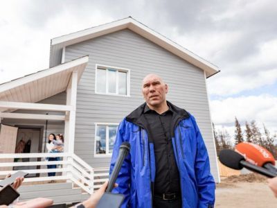 Николай Валуев побывал в восстановленном микрорайоне села Бясь-Кюёль