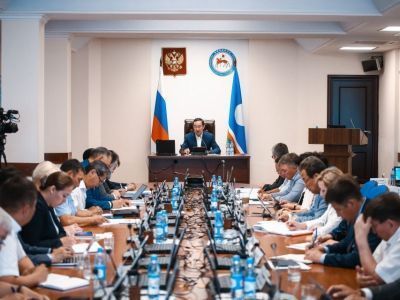 Айсен Николаев поручил проверить расходование средств на ремонт дорог в Вилюйске