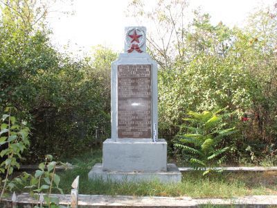 Братская могила советских воинов