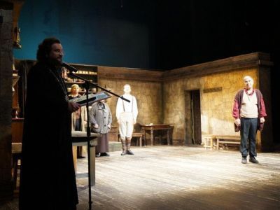 Владыка Роман и потомки государевых ямщиков поздравили с юбилеем артиста Владислава Мичурина