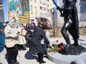 Депутаты Якутской гордумы возложили цветы к мемориалу «Солдат Туймаады»