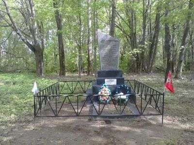 Братская могила советских воинов, погибших в боях с немецко-фашистскими захватчиками