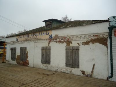 Западная служебная постройка