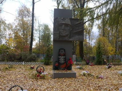 Воинское кладбище, на котором захоронено 28 советских воинов, умерших от ран в госпитале в годы Великой Отечественной войны. (Установлены надгробные плиты и скульптура воина)
