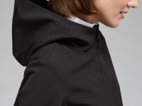 Ветровка с капюшоном