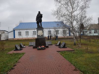 Братская могила советских воинов, погибших в боях с фашистскими захватчиками в 1943 году. Захоронено 169 человек, имена 156 человек установлены. Скульптура советского воина