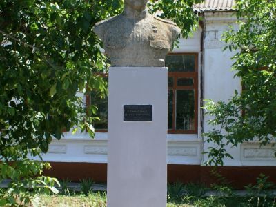 Памятник Герою Советского Союза Ф.И. Сенченко (скульптор Н.П. Петрова)