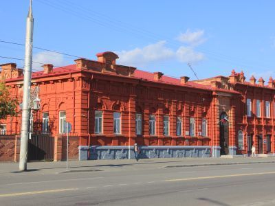 Постройка, решенная в русле архитектурных тенденций конца XIX века, где позднее размещался кустопромхоз и банк