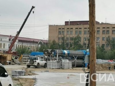 В Якутск на реконструируемую площадь Ленина доставили конструкции в виде сэргэ