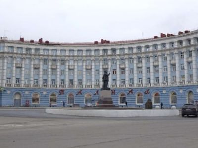 Дом жилой с центральным универмагом на Гвардейской площади