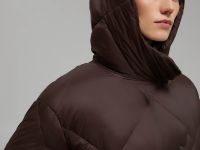 Пуховое пальто с капюшоном и воротником-стойкой