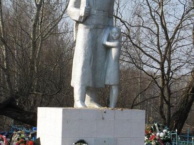 Братская могила, с захоронением воинов, погибших в период Великой Отечественной войны 1941-1945 гг.