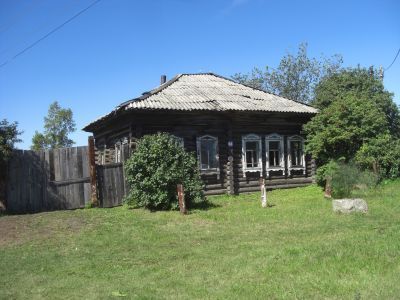 Деревянный дом А.Н.Серебрянникова середины XIX века, ранее принадлежавший Ф.И.Серебрянникову (здесь в 1890 году по пути на Сахалин останавливался А.П.Чехов в ожидании почтовых лошадей)