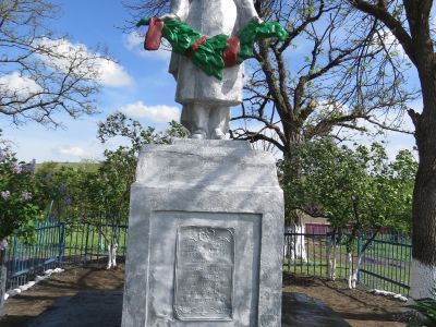 Братская могила воинов Советской Армии, погибших в годы гражданской и Великой Отечественной войн