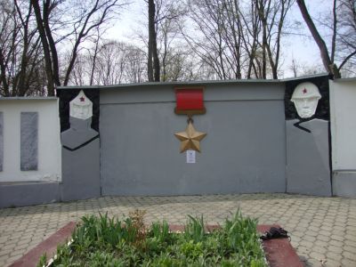 Братская могила 14 земляков, погибших в годы гражданской войны и 14 советских воинов, погибших от рук фашистских захватчиков