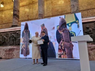Якутия передала Российскому этнографическому музею комплект женской национальной одежды