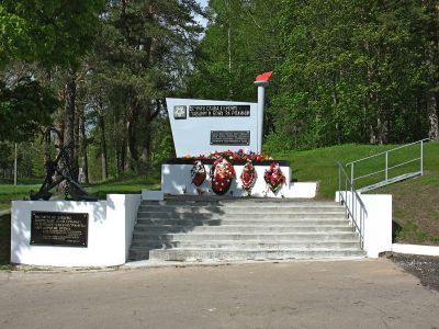Памятник-стела воинам-ополченцам Балтийского судостроительного завода, сражавшимся на этом рубеже в 1941 г.