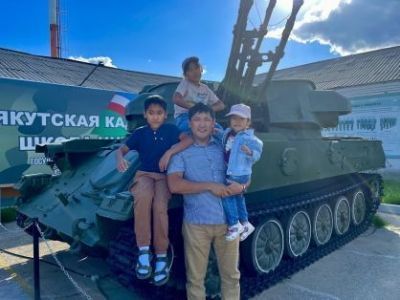 В День семьи, любви и верности сотрудники Следственного комитета Якутии организовали для детей сотрудников экскурсию на экспозицию образцов военной техники