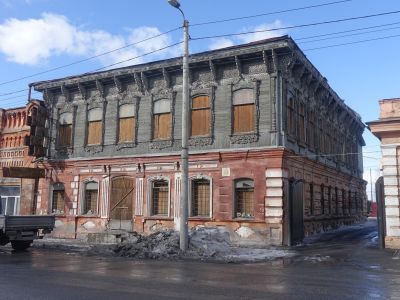 Жилой дом с магазином (кирпич, дерево)