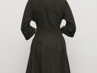 Приталенное платье длины миди