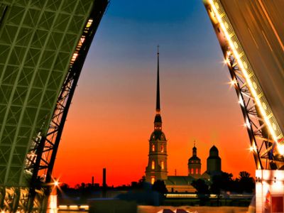 Развод мостов с воды: огни ночного Петербурга и музыка на теплоходе