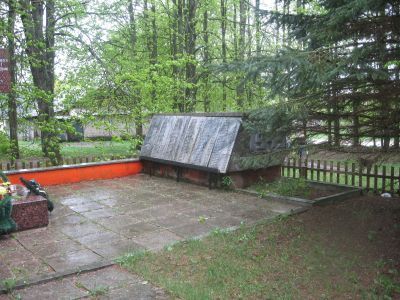 Братская могила воинов Советской Армии, погибших в 1941-1943 гг. в боях с немецко-фашистскими захватчиками