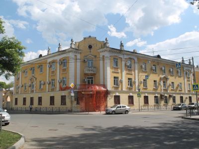 Комплекс зданий военной части (2 здания по улице и арка ворот)