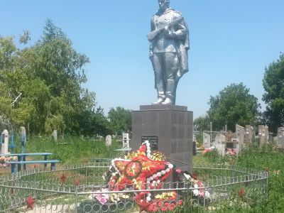 Братская могила 42 советских воинов, погибших в боях с фашистскими захватчиками