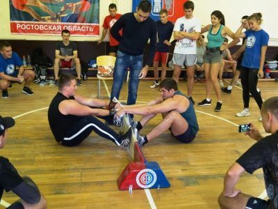 Соревнования по мас-рестлингу прошли под музыкальное сопровождение этнической музыки народов севера 