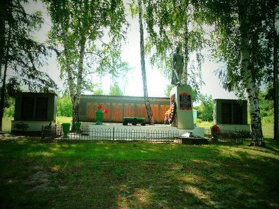 Братская могила советских воинов, погибших в боях с фашистскими захватчиками в 1943 году. Захоронено 124 человека, имена установлены. Скульптура советского воина