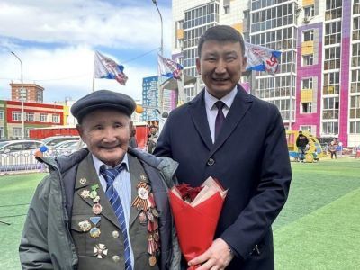 С наступающим Днем Победы в Якутске поздравили ветерана Великой Отечественной войны Петра Яковлева