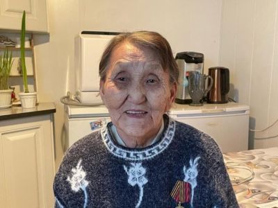 В Булунском районе ветерану тыла вручили медаль к 80-летию Победы