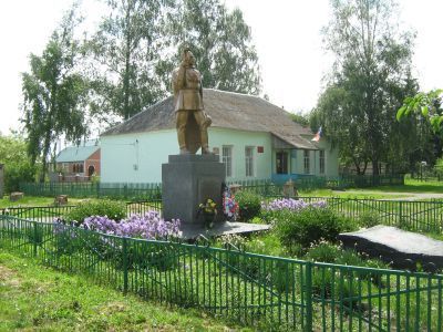 Братская могила воинов Советской Армии, погибших в период Великой Отечественной войны. Захоронено и установлено фамилий на 26 человек