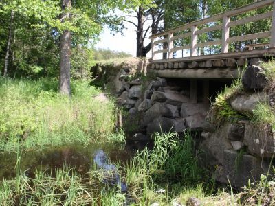 Канал между о. Московским и о. Скитским из Ладожского озера в оз. Сисяярви с памятным знаком на скале