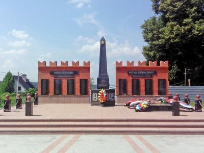 Братская могила советских воинов