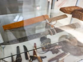 Более 70 кузнецов демонстрируют возможности якутских ножей, разрезая войлок, кости и дерево