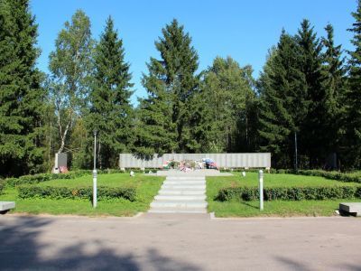 Братская могила советских воинов, павших в боях на Карельском перешейке (с бронзовой фигурой советского воина на гранитном постаменте)