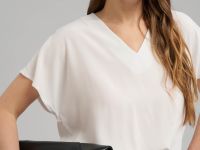 Свободная блузка с v-вырезом