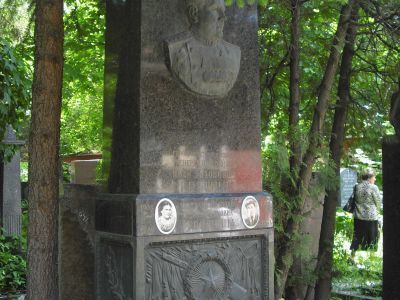 Могила, в которой похоронен Гришин Иван Тихонович (1901-1951), Герой Советского Союза