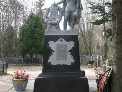 Мемориал на 46 захоронений воинов, умерших от ран в эвакогоспиталях, со скульптурой "Воин с венком"