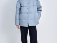 Куртка на кнопках с капюшоном