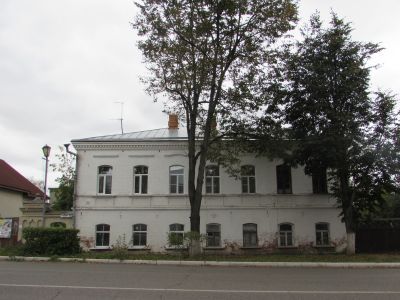 Дом с каменными воротами