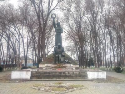 Братская могила воинов, погибших в годы гражданской и Великой Отечественной войн