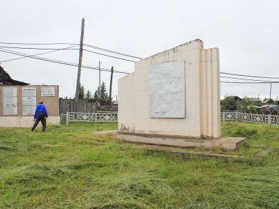 Памятник воинам-землякам, погибшим в годы Великой Отечественной Войны (1941-1945 гг.) Ск. И.И.Попов, железобетон, 1975 г.