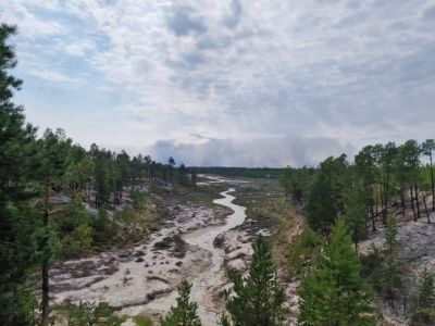 В Верхневилюйском районе Якутии лесной пожар тушат в шести км от населенного пункта