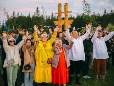 Фото: обряд встречи солнца на Ысыахе Олонхо в Верхневилюйском районе Якутии