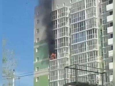 В Якутске в многоквартирном доме вспыхнул пожар