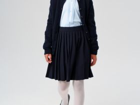 Кардиган с украшением из страз для девочки